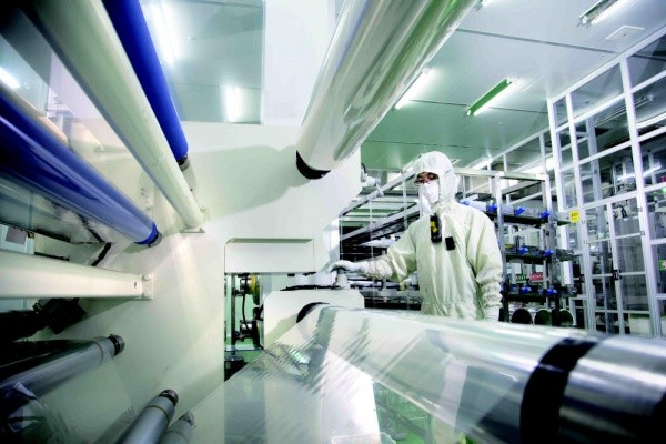 Samsung SDI’s polarizing film production line (Source: Samsung SDI) 