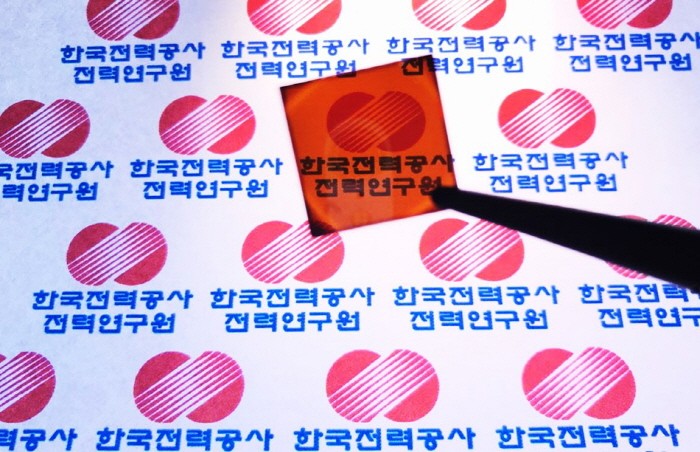 한전 전력연구원에서 개발한 유리창호형 태양전지(제공:News1)