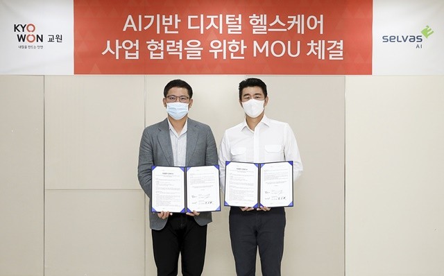 MOU 체결 현장. 교원그룹 장동하 기획조정실장(좌), 셀바스 AI 곽민철 대표이사(우) 사진 = 셀바스 AI 제공