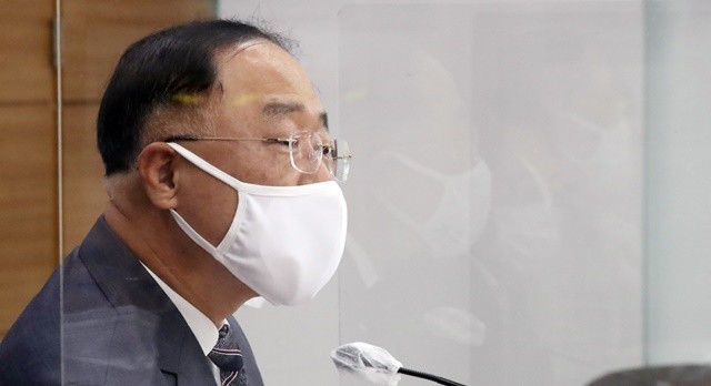 홍남기 경제부총리 겸 기획재정부 장관이 지난 27일 정부세종청사 기재부 브리핑실에서 2021년 예산안 브리핑을 하고 있다. 사진 = 뉴스1