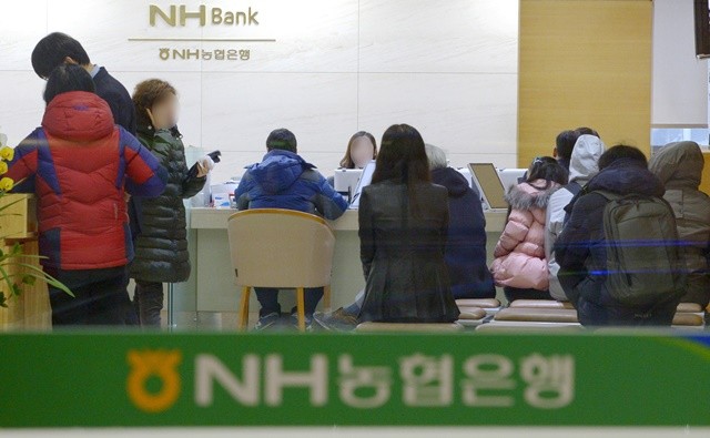 NH농협은행의 '태블릿 모니터 도입사업'에 절차적 하자 논란이 제기되고 있다. 사진 = 뉴스1
