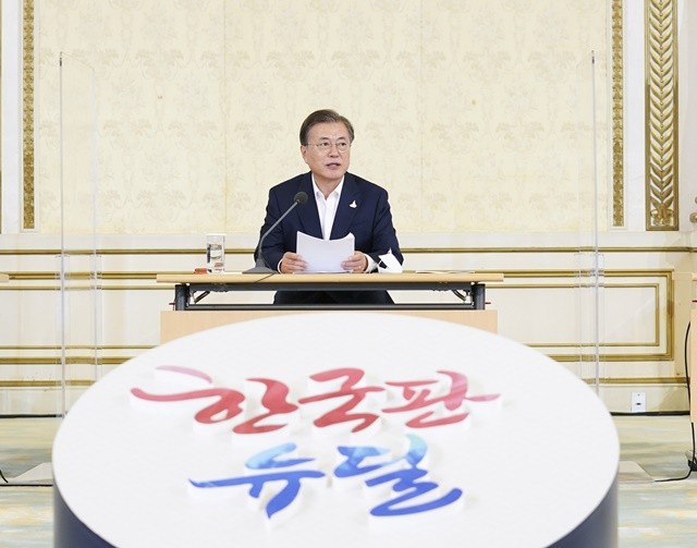 문재인 대통령이 3일 오전 청와대 영빈관에서 제1차 한국판 뉴딜 전략회의를 주재하고 있다. 사진 = 뉴스1