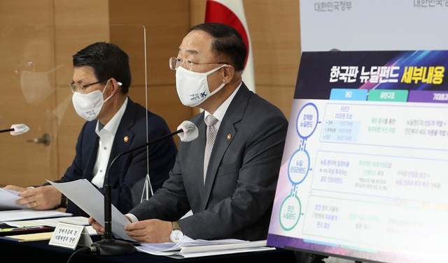 홍남기 경제부총리 겸 기획재정부 장관(오른쪽)이 3일 오후 서울 세종대로 정부서울청사에서 ‘한국판 뉴딜 금융지원 방안’을 발표하고 있다. 사진 = 뉴스1