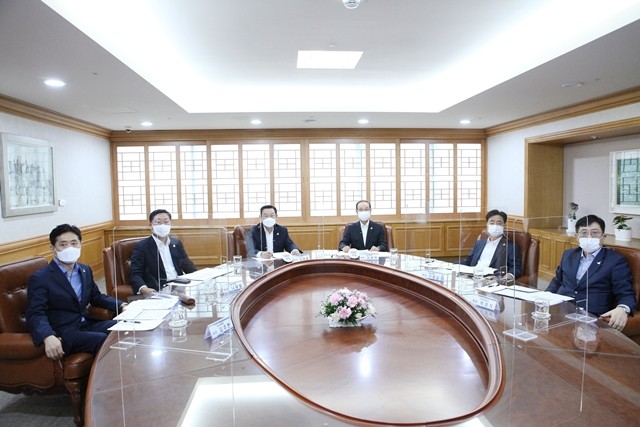 6개 금융협회장이 3일 청와대에서 열린 한국판 뉴딜 전략회의에 온라인으로 참석했다. 왼쪽부터 김주현 여신금융협회장, 나재철 금융투자협회장, 김태영 은행연합회장, 김용덕 손해보험협회장, 신용길 생명보험협회장, 박재식 저축은행중앙회장.