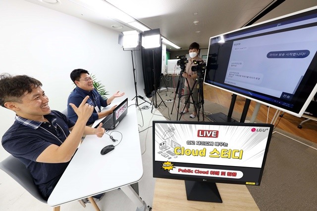 In-house instructors are producing lecture videos on the cloud platform at the educational content production studio in the LG U+ Magok office building.  Photo = LG U Plus
