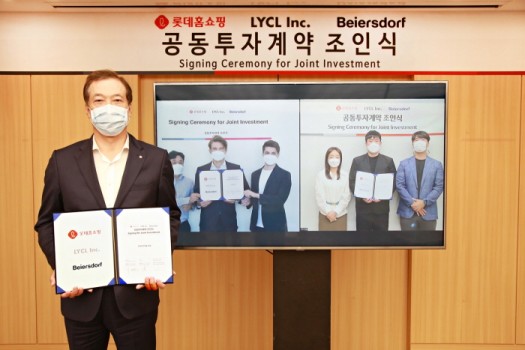 (왼쪽부터) 이완신 롯데홈쇼핑 대표이사, 김병로 바이어스도르프 코리아 재경부 이사, 엔드릭 하세만(Endrik Hasemann) 지사장, 야첵 브로즈다(Jacek Brozda) 벤처·신사업 부서장, 연은혜 라이클 브랜드총괄이사, 전지훈 대표이사, 한만휘 부대표가 비대면 투자협약식에서 기념 촬영하고 있다.