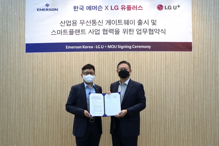 한국에머슨 죽전사옥에서 진행된 ‘산업용 무선통신 게이트웨이 출시 및 스마트플랜트 사업 협력’에 관한 업무협약 체결식에서 LG유플러스 조원석 기업신사업그룹장 전무(왼쪽)와 한국에머슨 충첸화이 대표가 기념 촬영하고 있다. 사진 = LG유플러스