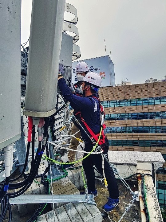 LG유플러스 직원이 태풍 피해를 입은 영남지역의 한 5G 기지국 안테나의 방향을 조정하고 있다. 사진 = LG유플러스