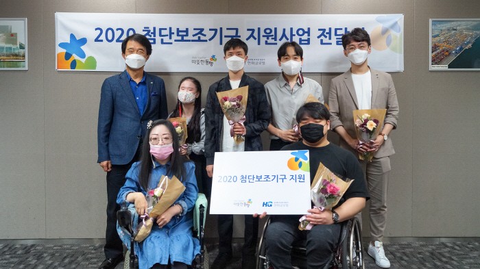 2020 따뜻한동행 첨단보조기구 지원사업 전달식 사진 (왼쪽부터 따뜻한동행 김종훈 이사장, 지원대상자 김민주, 최예나, 선준영, 김규호, 곽하람, 박성수) 사진 = 한미글로벌