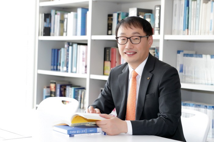 KT가 22일 통신업계 최초로 중소벤처기업부와 ‘자발적 상생협력 기업’ 협약을 맺었다. KT 구현모 대표 사진 = KT