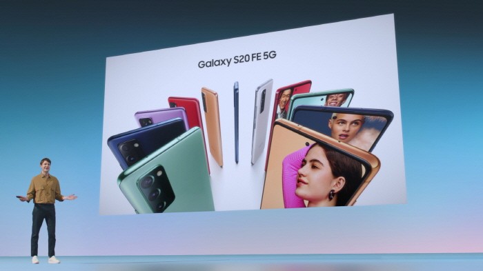 9월 23일 온라인으로 진행된 'Samsung Galaxy Unpacked for Every Fan(모든 팬들을 위한 삼성 갤럭시 언팩)'에서 삼성전자 글로벌전략실 마이클 랜돌프(Michael Randolph)가 '갤럭시 S20 FE'를 소개하고 있다.
