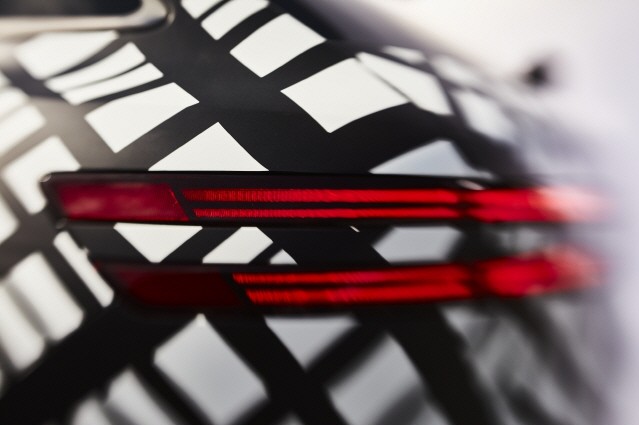 제네시스, 지-매트릭스 패턴으로 감싼 GV70 공개