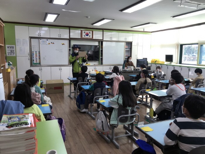 산림교육 프로그램 수업 모습(제공:국립자연휴양림관리소)