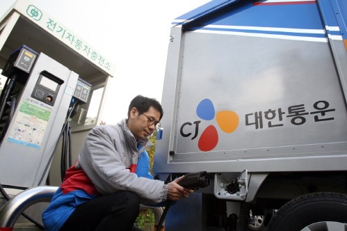 CJ대한통운 직원이 전기 화물차를 충전하고 있다.