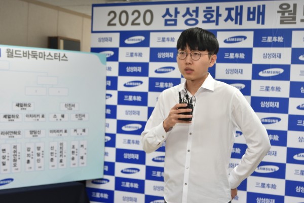 대국후 인터뷰하고 있는 신진서 9단