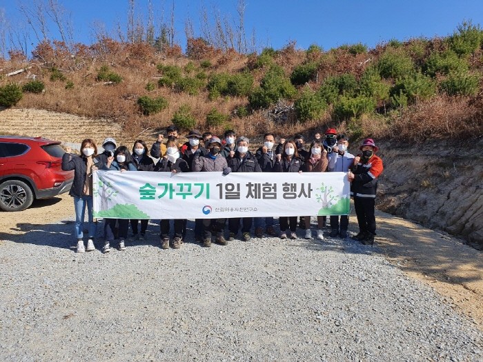 숲가꾸기 단체사진(제공:국립산림과학원)