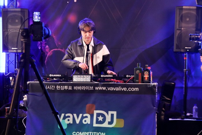 DJ Kirin(기린)이 바바라이브 DJ 경연 본선 1일차 무대에서 공연을 펼치고 있다