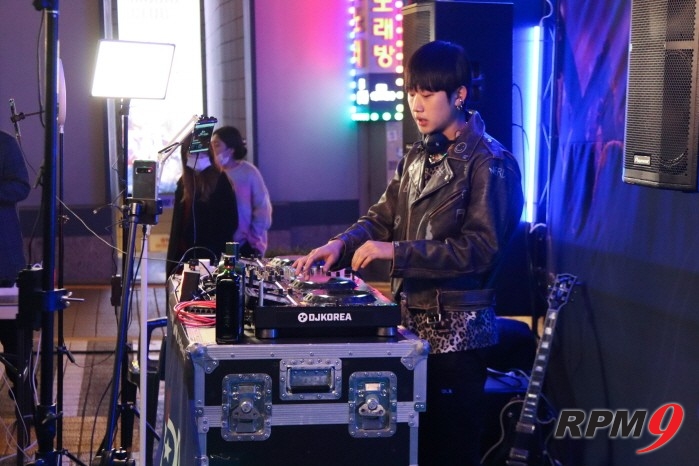 DJ 99punk가 바바라이브 DJ 경연 본선 1일차 무대에서 공연을 펼치고 있다.
