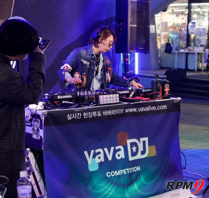 DJ 3D Lad가 바바라이브 DJ 경연 본선 1일차 무대에서 공연을 펼치고 있다