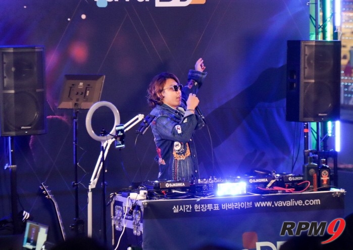 DJ 3D Lad가 바바라이브 DJ 경연 본선 1일차 무대에서 공연을 펼치고 있다