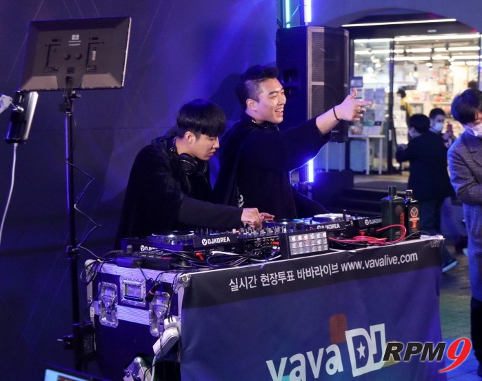 DJ팀 2IG가 바바라이브 DJ 경연 본선 1일차 무대에서 공연을 펼치고 있다