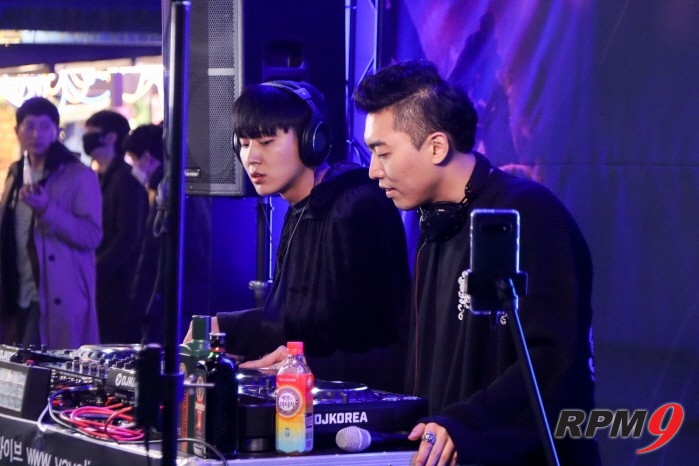 DJ팀 2IG가 바바라이브 DJ 경연 본선 1일차 무대에서 공연을 펼치고 있다