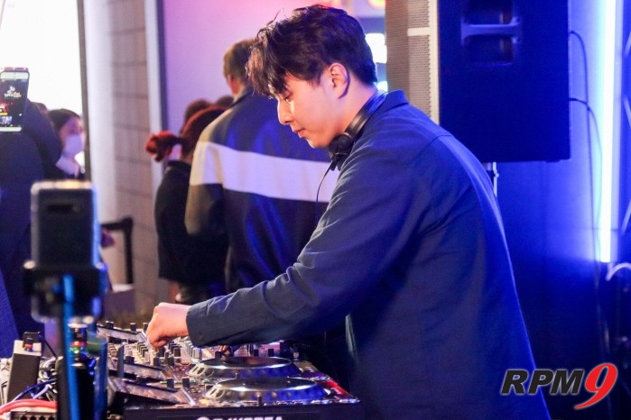 DJ !NNATE가 바바라이브 DJ 경연 본선 1일차 무대에서 공연을 펼치고 있다