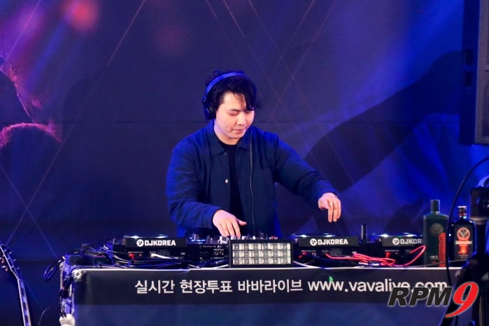 DJ !NNATE가 바바라이브 DJ 경연 본선 1일차 무대에서 공연을 펼치고 있다
