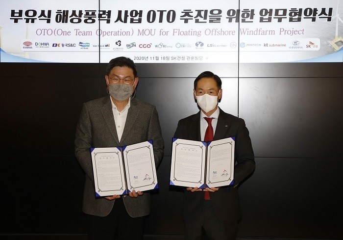 SK건설 본사에서 18일 열린 부유식 해상풍력 기술협력에 관한 상호협약식에서 SK건설 안재현 사장(왼쪽)과 두산중공업 박인원 Plant EPC BG장이 협약 체결 후 기념촬영을 하고 있다(제공:두산중공업)