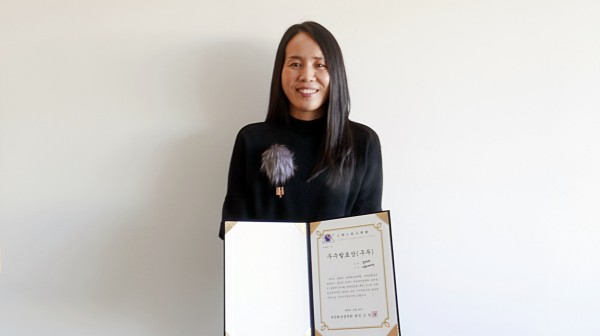 El investigador principal Song Chae-yeon del Instituto de Investigación de Tecnología AMOREPACIFIC ganó el Premio a la Excelencia en Ciencia y Tecnología Cosmética en la Conferencia de Otoño de la Asociación de Cosméticos Coreanos de 2020.