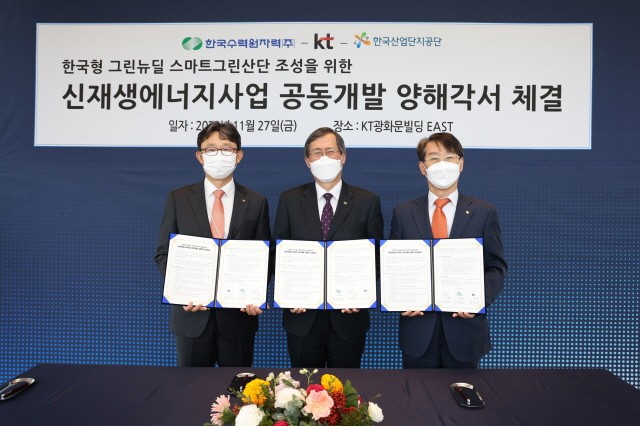 KT 기업부문장 박윤영 사장(왼쪽), 한국수력원자력 정재훈 사장(중앙), 한국산업단지공단 김정환 이사장(오른쪽)이 27일 KT광화문사옥에서 ‘스마트그린산단 조성을 위한 신재생에너지 공동개발’ MOU를 체결하고 기념사진을 촬영하고 있다.