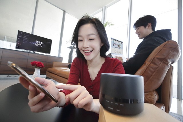 모델들이 KT의 기가 와이 인터넷 서비스를 소개하고 있다.