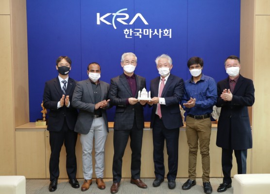 인도기수협회의 피에스 츄한 회장이 한국마사회에 감사 서신과 타지마할 조형물을 보내왔다.