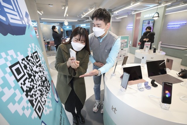 KT는 신학기를 맞아 26일부터 전국 KT 매장에서 ‘우리 매장 핫딜’ 프로모션을 시행한다고 밝혔다. KT매장을 방문한 고객이 ‘우리매장핫딜’ QR 코드를 촬영하고 있다.