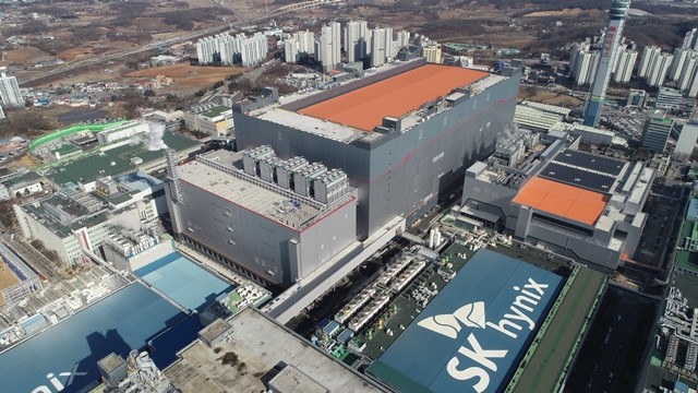 SK하이닉스의 이천 M16 신규 팹 전경. 축구장 8개를 합친 규모의 크기에 아파트 37층 높이의 규모다.