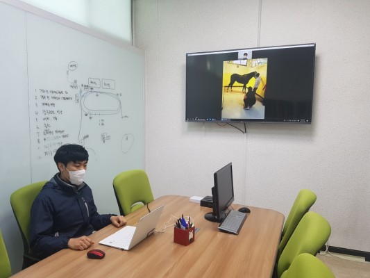 원격으로 말 진료중인 한국마사회 수의사