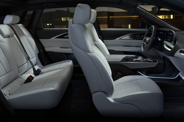 캐딜락, 럭셔리 EV SUV ‘리릭’ 양산형 모델 공개