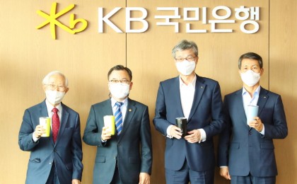 지난 26일 KB국민은행 여의도 신관에서 열린 ‘KB Green Wave 1.5℃ 금융상품 패키지’ 출시 행사에서 참석자들이 기념촬영을 하고 있다. (왼쪽부터) 푸른아시아 손봉호 이사장, 환경부 홍정기 차관, KB국민은행 혀인 은행장, KB국민카드 박성수 부사장.