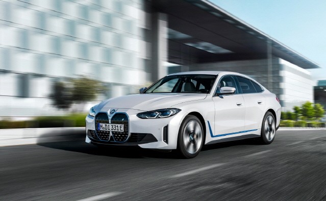 BMW, 콜드플레이 신곡과 함께 iX · i4 글로벌 협업 캠페인 진행 