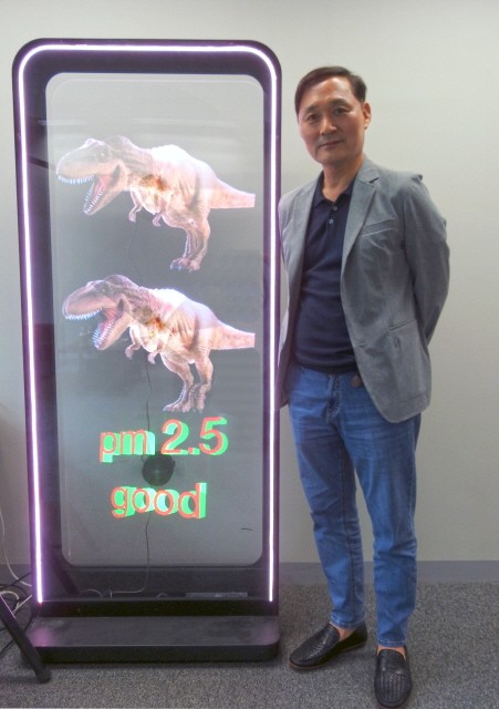 < 세계 최초 공기질 정보를 입체화해서 보여주는 '홀로그램 표출기(개발중)'와 유니네트워크 이상권 대표 >