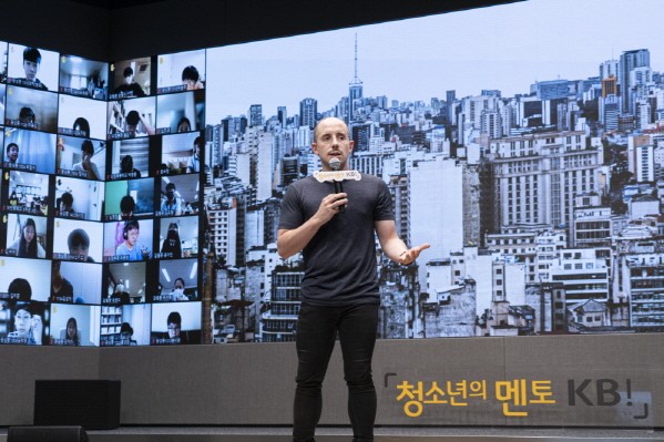 '청소년의 멘토 KB!' 꿈꾸는대로 시즌9에서 강연하고 있는 타일러 라쉬의 모습