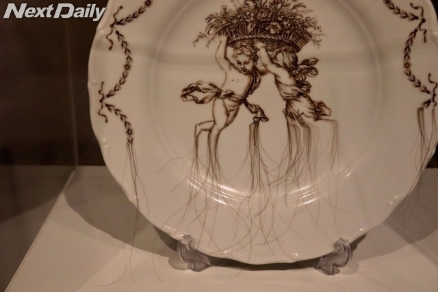이세경, 「Hair on the Plate(Meissen Angels)」, 2020