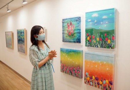 강진주 작가가 작품을 설명하고 있다.(사진제공=유디치과)