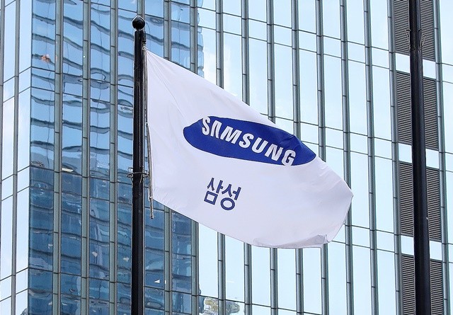 삼성전자가 반도체에서 메모리 가격 상승과 파운드리 공장 재가동에 힘입어 올 2분기 영업이익 12조5700억원, 매출 63조6700억원에 이르는 실적을 거뒀다.