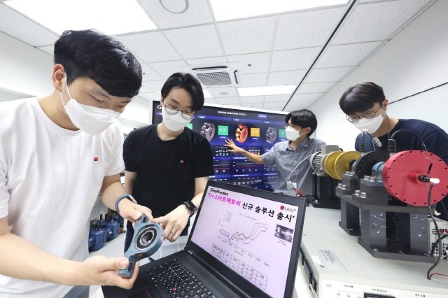 원프레딕트 관계자들이 시험 설비에 꾸려진 로봇설비와 베어링 부품을 AI 예지 보전 솔루션을 통해 진단하는 모습