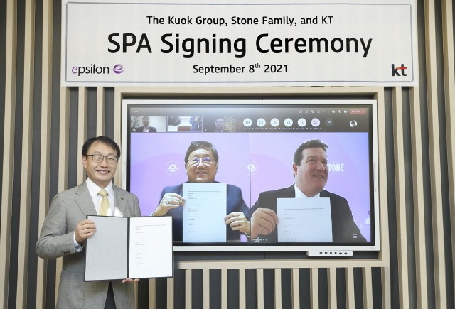 KT 구현모 대표(사진 왼쪽)와 쿠옥그룹 이안 쿠옥 회장(가운데), 스톤패밀리 앤드류 조나단 스톤 매니징 파트너(오른쪽)가 엡실론 SPA를 체결하고 원격회의 시스템을 통해 기념 촬영을 하는 모습.