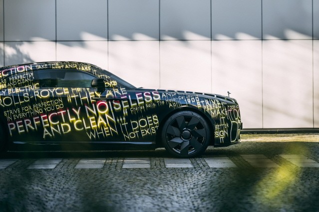 롤스로이스모터카, 최초의 순수 전기 자동차 ‘스펙터’ 공개