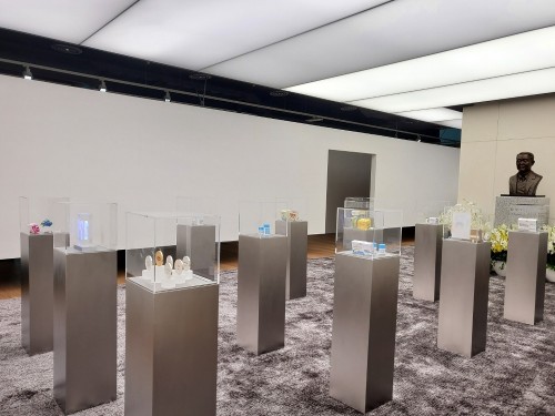 The Memorial Hall of Founder Sung-ki Lim, located on the 20th floor of Hanmi Pharm's Seoul headquarters. Chairman Lim's innovative products and memorabilia are exhibited in a space constructed by Min Hyun-sik, a world-renowned architect.