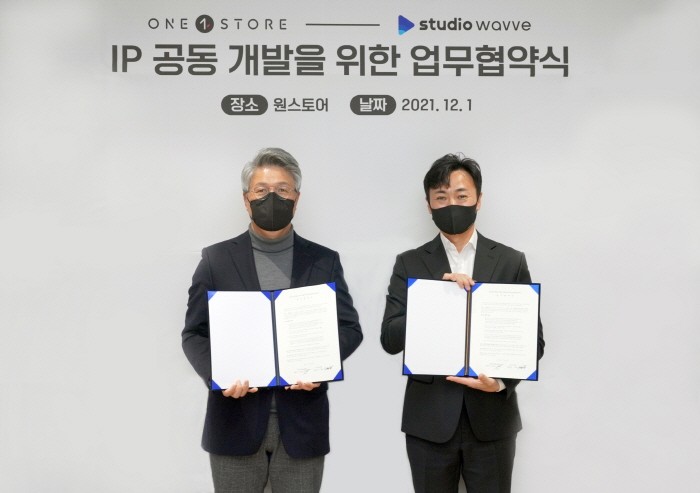 이재환 원스토어 대표(사진 왼쪽)와 이찬호 스튜디오웨이브 대표가 'IP 공동 개발' 업무협약 체결과 함께 기념촬영에 응하고 있다. (사진=콘텐츠웨이브 제공)