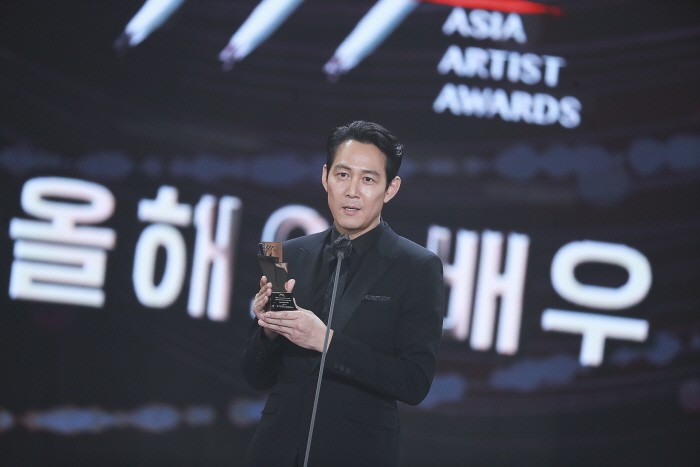 배우 이정재가 '2021 AAA' 대상-올해의 배우 부문 수상소감을 밝히고 있다.  (사진=2021AAA 제공)